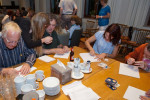 11 De plectrums worden geslepen